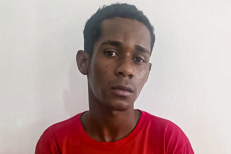 Jovem é preso em Caravelas acusado de importunar mulher dentro de residência